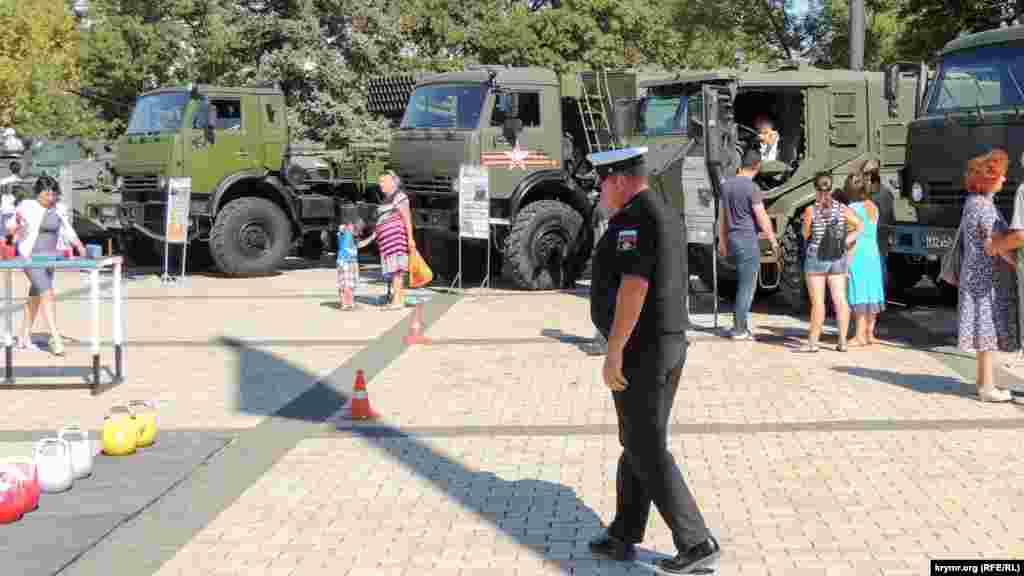 Несмотря на выходной день, посетителей на выставке было немного