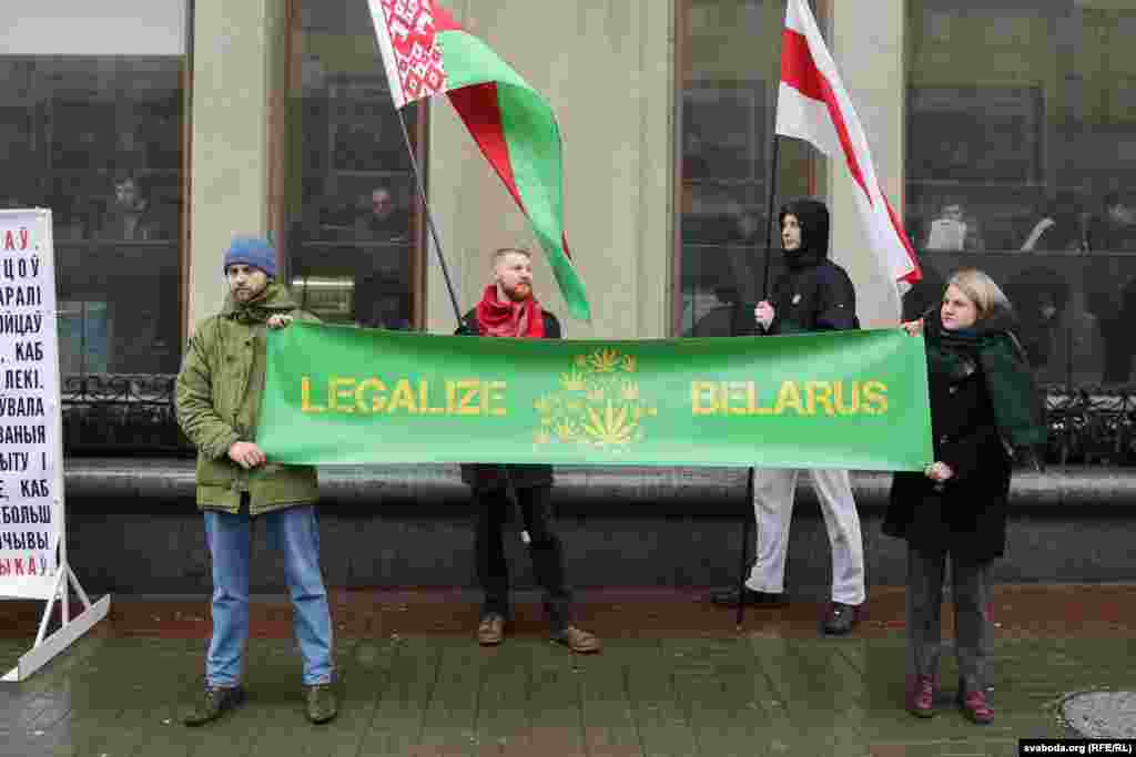 Пікет прайшоў пад дзьвума сьцягамі