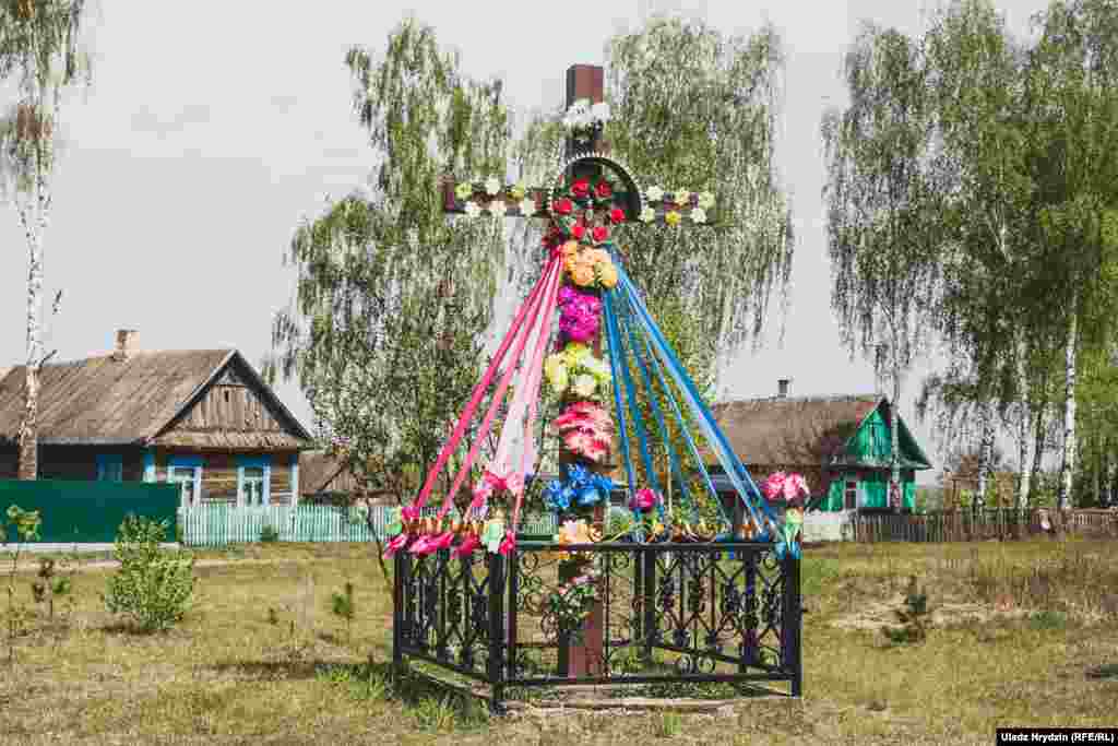 &laquo;Крыж&nbsp;&mdash; гэта ня&nbsp;проста крыж, гэта знак, мэдыятар паміж чалавекам і&nbsp;Богам,&nbsp;&mdash; гаворыць Вольга Лабачэўская. &mdash;&nbsp;Да&nbsp;крыжа прыходзяць як&nbsp;да&nbsp;сакральнага месца. Калі чалавек нешта просіць, моліцца, ён&nbsp;павінен нешта пакінуць. Узаемаадносіны традыцыйныя, трэба аддзячыць неяк, нешта даць, падарыць. Гэта вельмі старадаўняя традыцыя&raquo;.