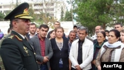 General Rövşən Əkbərov əsgər valideynləri ilə görüşür. 2015