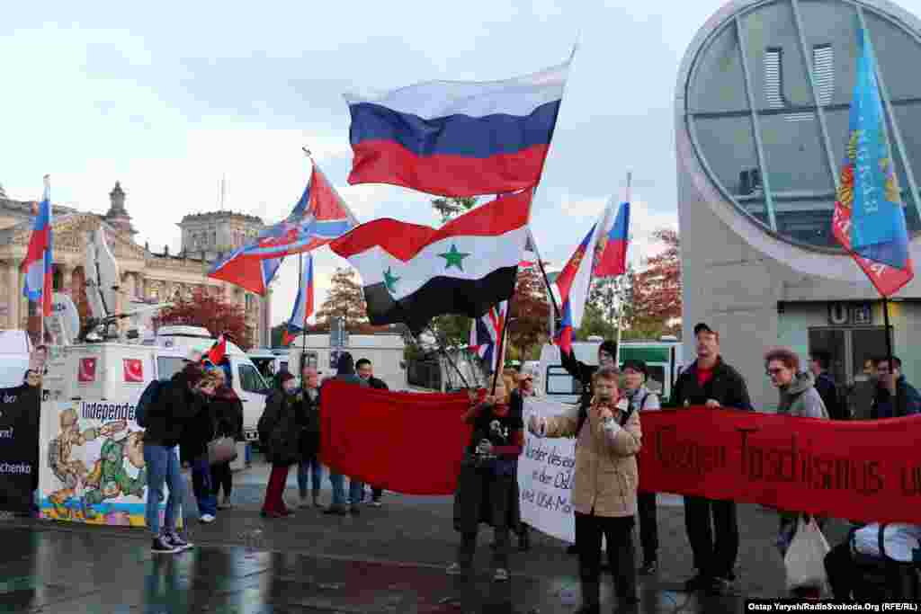 На акции развеваются флаги России, Советского Союза, а также так называемой &laquo;Новороссии&raquo; и группировок &laquo;ДНР&raquo; и &laquo;ЛНР&raquo;, которые признаны в Украине террористическими