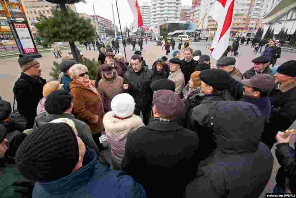 Мікалай Куксачоў, Менск - Сустрэча прадстаўніка Віталя Рымашэўскага — Паўла Северынца — з выбаршчыкамі на Камароўскім рынку.