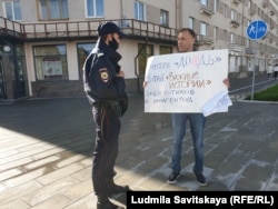 Денис Камалягин на пикете в поддержку СМИ-иноагентов